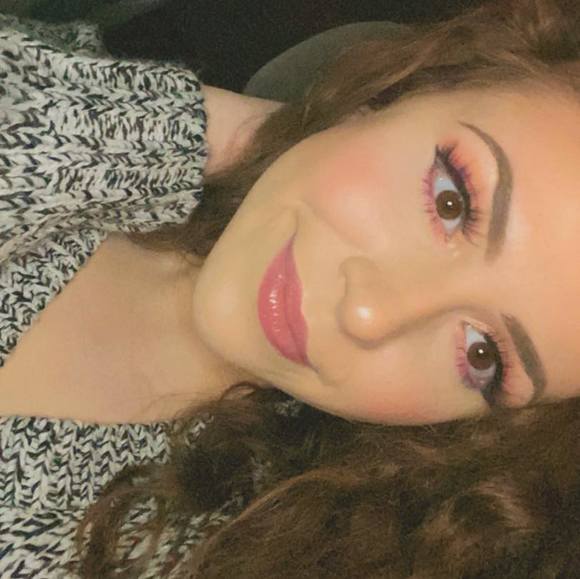 Profile Picture of Brooklyn James (@brooklynjames17) on Poshmark