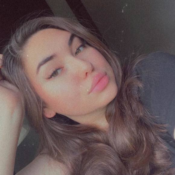 Profile Picture of Emily Chairez (@emilychairez) on Poshmark