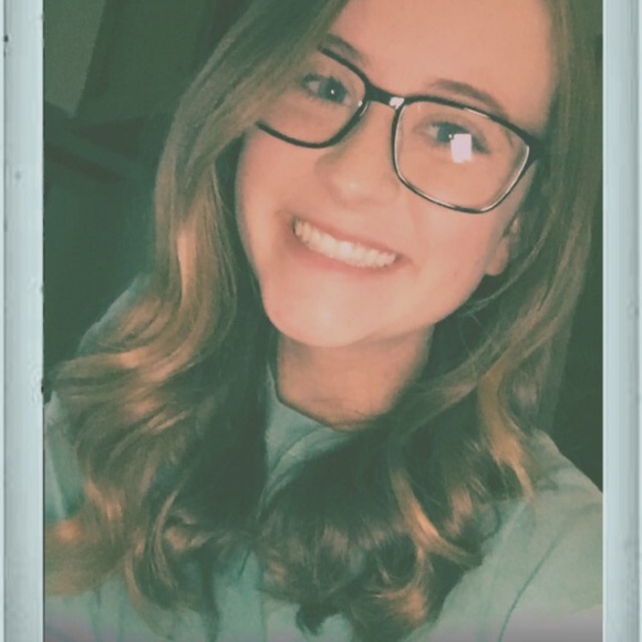 Profile Picture of Alyssa Westrup (@alyssawestrup) on Poshmark