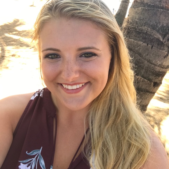 Profile Picture of Caroline Beuligmann (@carolinebeu14) on Poshmark