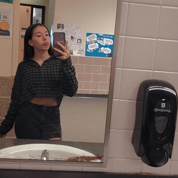 Profile Picture of Isabella Crosby (@isabellacrosby) on Poshmark