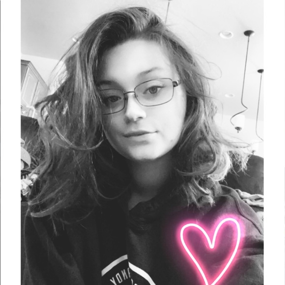 Profile Picture of Julia Sweet (@21jsweet) on Poshmark