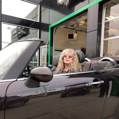 Profile Picture of Renée Wolfe (@PinkNayNay) on Twitter