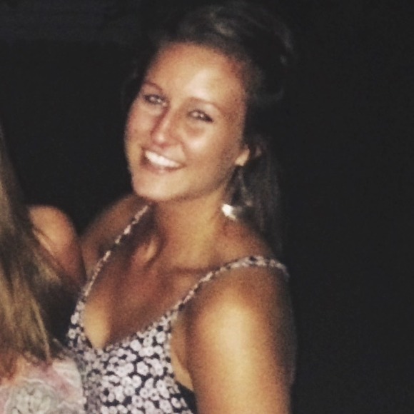 Profile Picture of Lily John (@lilyjohn95) on Poshmark