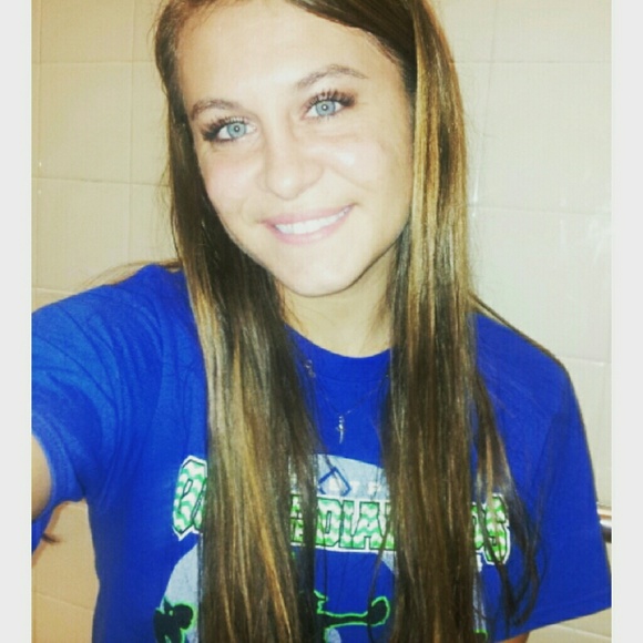 Profile Picture of Alexandra Robbins (@arobbins15) on Poshmark