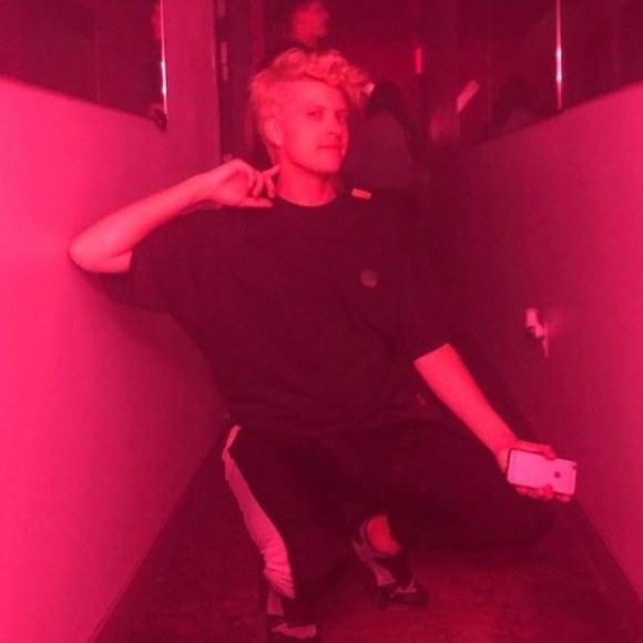 Profile Picture of Daniel Sharp (@dshrp) on Poshmark