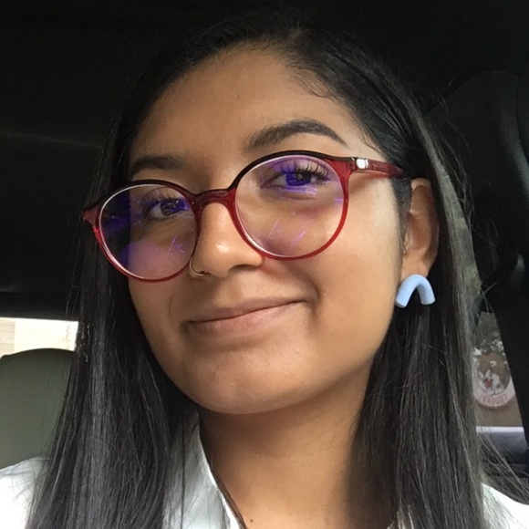 Profile Picture of Lucero Flores (@luceromflores) on Poshmark