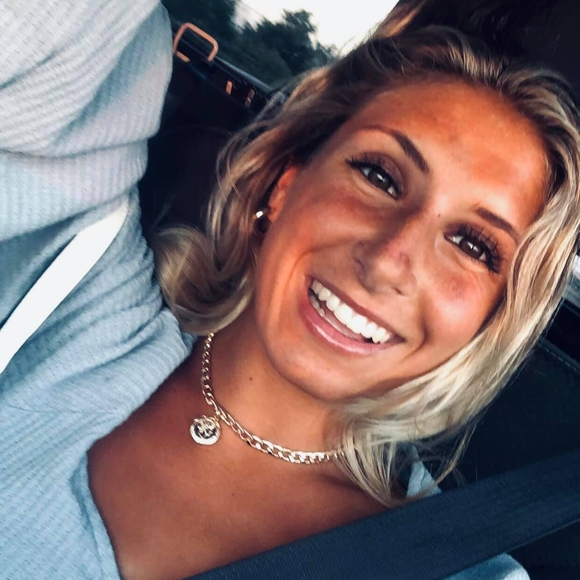 Lizziee Trulli - Poshmark Profile Picture of Lizziee Trulli (@liztrulli) on Poshmark