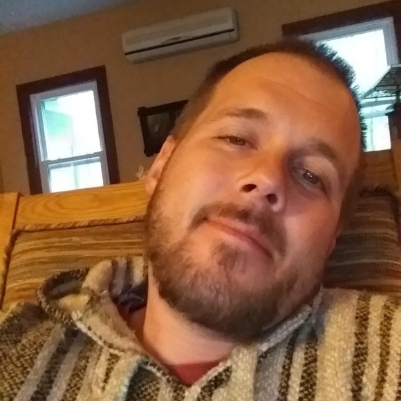 Profile Picture of Peter Saunders (@peteyseats) on Poshmark