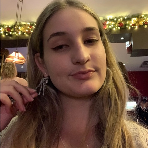 Profile Picture of Soanette Venter (@soanettev) on Poshmark