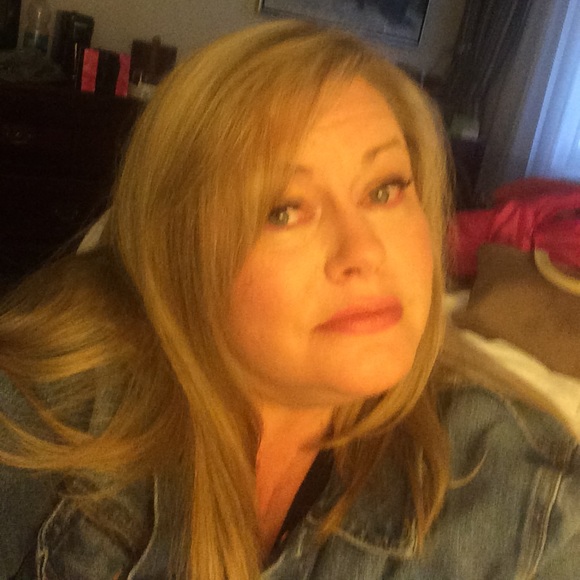 Profile Picture of Kelli Guthrie (@kelliguthrie) on Poshmark