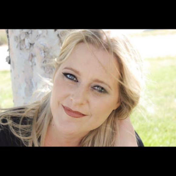 Profile Picture of Allison Fuchs (@paris20082) on Poshmark