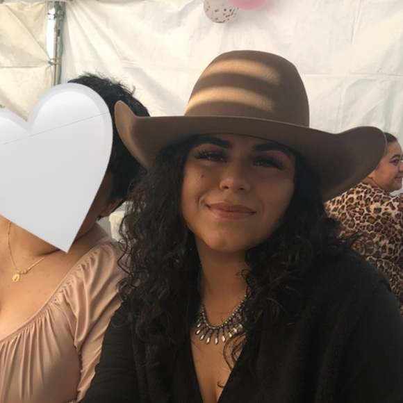 Profile Picture of Cassandra Leon (@caleon945) on Poshmark