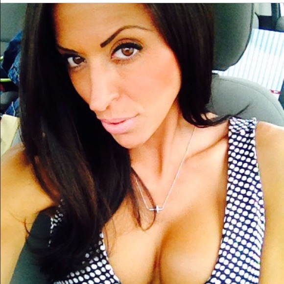 Profile Picture of Laurie Testaverde (@lanaloo6) on Poshmark
