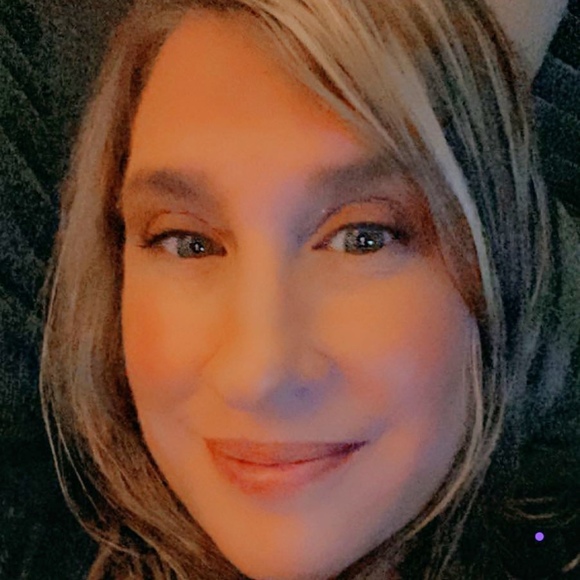 Profile Picture of Lisa Wheeler (@lisawheeler1971) on Poshmark