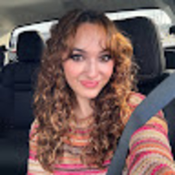 Profile Picture of Simone Young (@simoneisyoung) on Poshmark