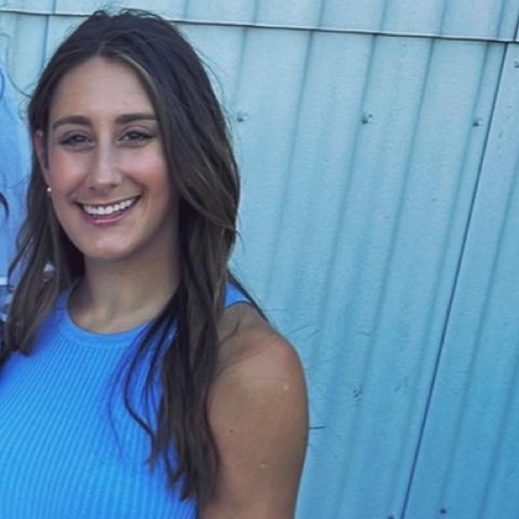 Profile Picture of Anna Pescovitz (@annapescovitz) on Poshmark