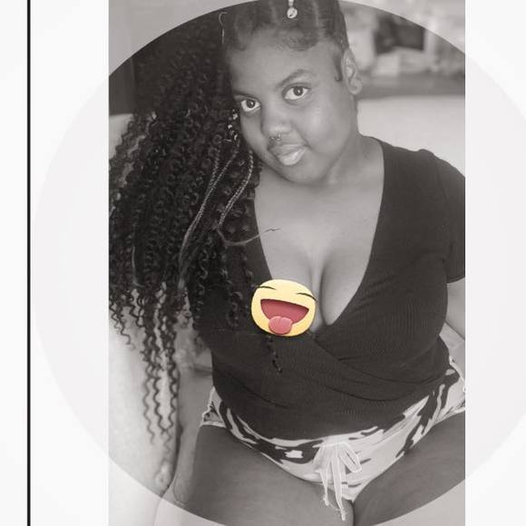 Profile Picture of Demyzha Demyzha (@demyzhademyzha) on Poshmark