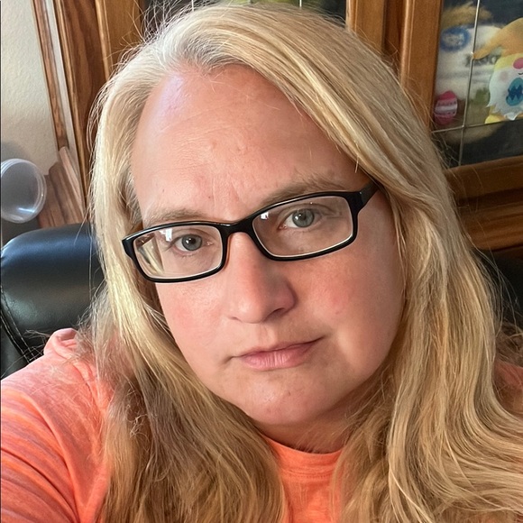 Profile Picture of Amanda Wencl (@amazingamandaw) on Poshmark