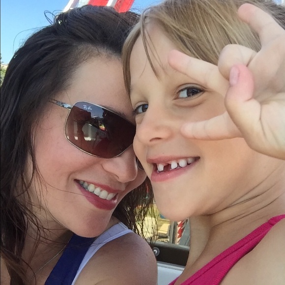 Profile Picture of Faye Wolfe (@fayewolfe) on Poshmark