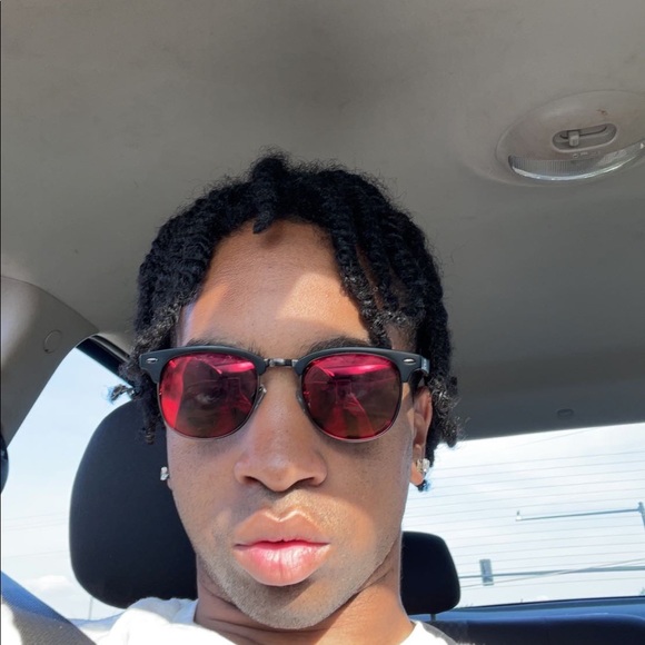 Profile Picture of Julius Lowe (@juliuslowe10) on Poshmark