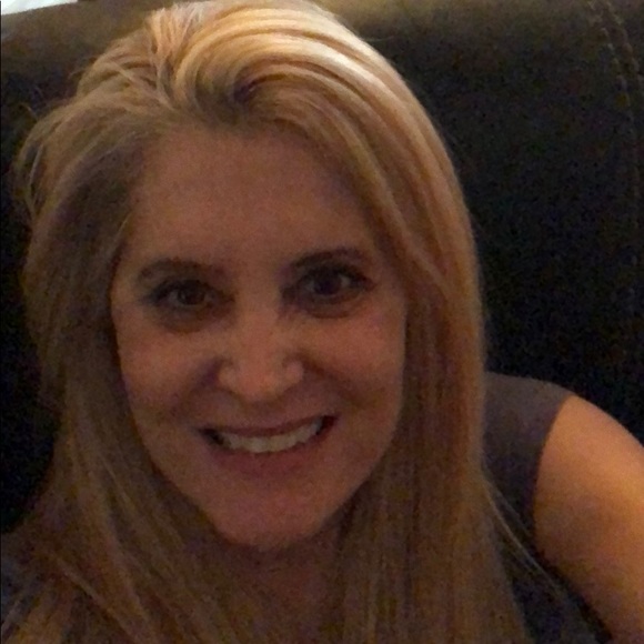 Profile Picture of Mary Cokewell (@marymoretti) on Poshmark