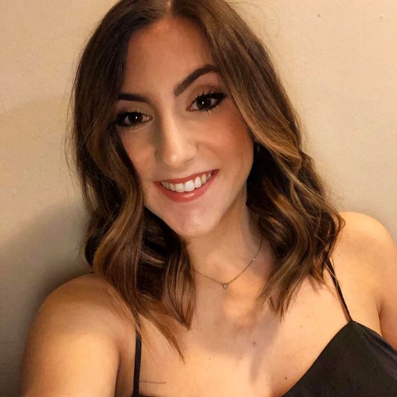 Profile Picture of Ashley Amicarelli (@aamicarelli) on Poshmark