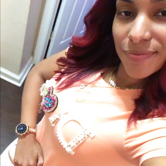 Profile Picture of Winifer Gomez (@gomezwinifer51) on Poshmark