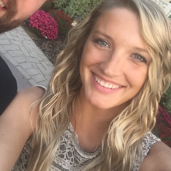 Profile Picture of Lindsay Jurgensen (@liindsayanne) on Poshmark