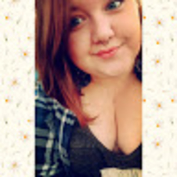 Profile Picture of Paige Wolfe (@paigelynnemon) on Poshmark