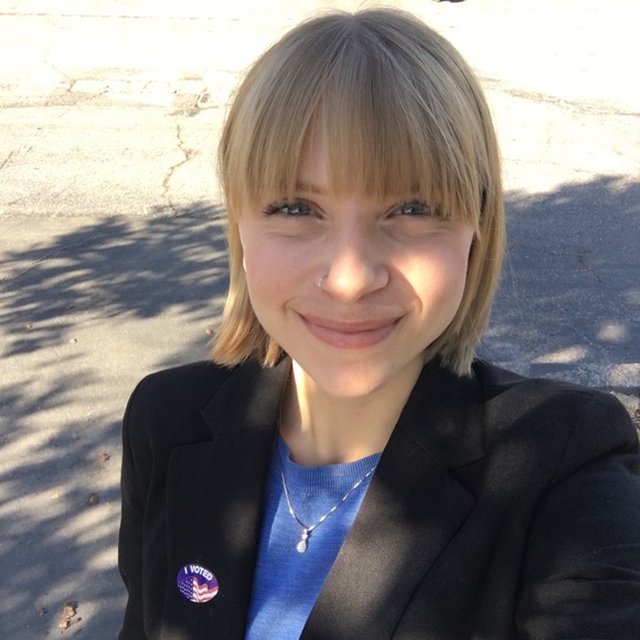 Profile Picture of Amelia Thorne (@amethorne93) on Poshmark