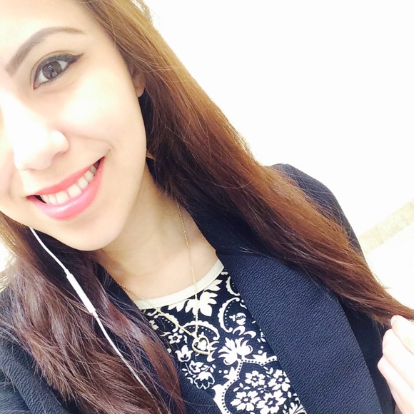 Profile Picture of Nayla Resendis (@ohhnaylaa) on Poshmark