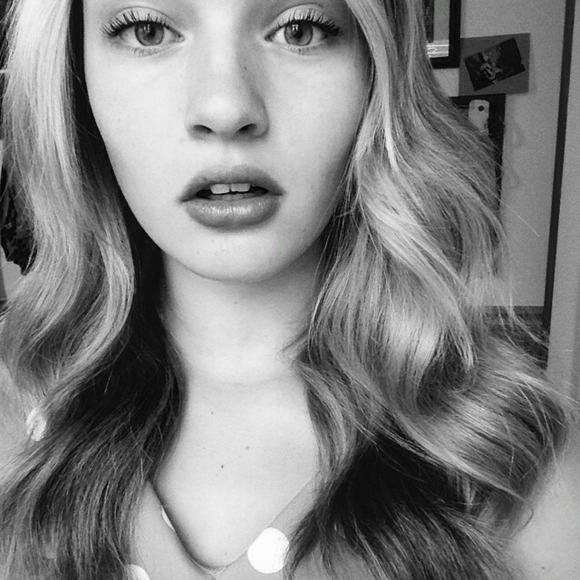 Profile Picture of Olivia Hardrath (@liviagraceee) on Poshmark