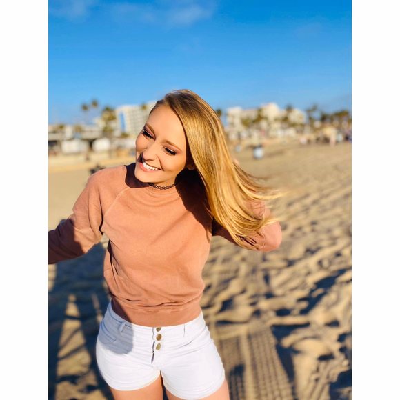 Profile Picture of Arielle Gillis (@agillis14) on Poshmark