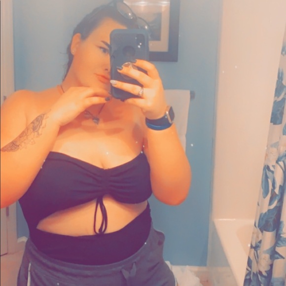 Profile Picture of Haley Rhodes (@itshaleyyy17) on Poshmark