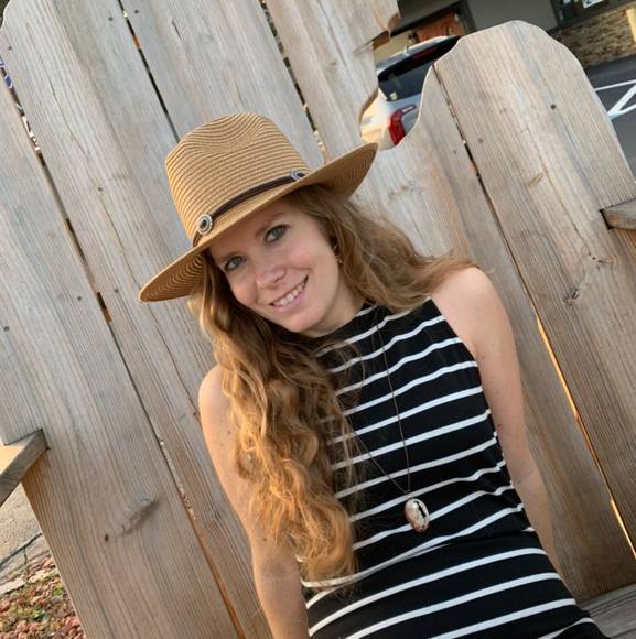 Profile Picture of Christina Dombrowski (@beachyxtina) on Poshmark