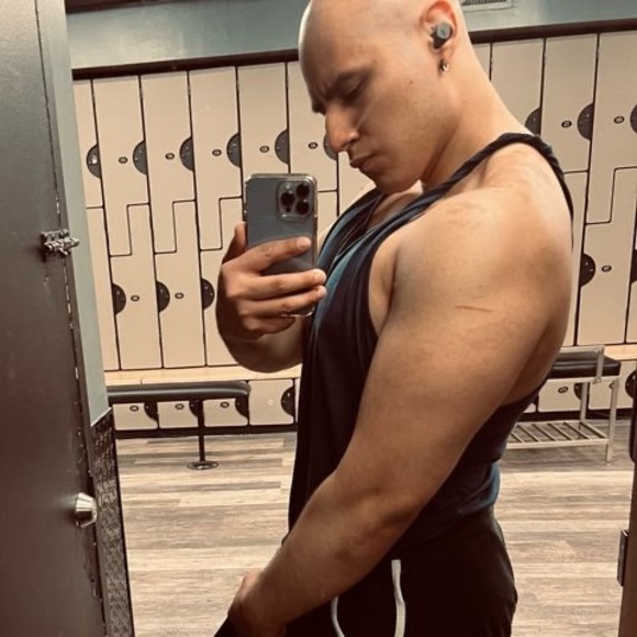 Profile Picture of George Retamozo (@r285george) on Poshmark