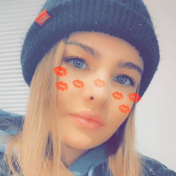 Profile Picture of Gabby Beelitz (@boo7787) on Poshmark