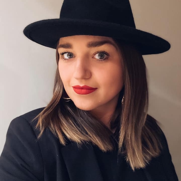 Profile Picture of Izabela Sepko (@izabelasepko) on Poshmark