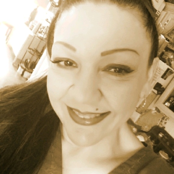 Profile Picture of Lecretia Polozola (@lpolozola) on Poshmark