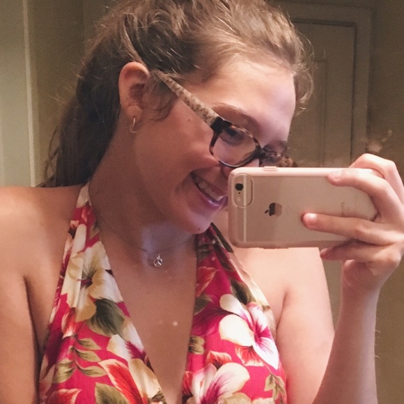 Profile Picture of Emma Steele (@emmasteele98) on Poshmark