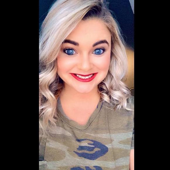 Profile Picture of Lindsay Lannom (@linds42988) on Poshmark