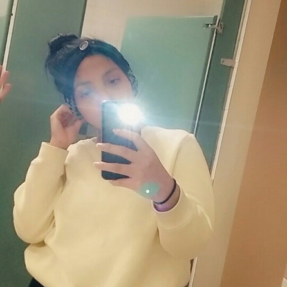 Profile Picture of Danielle Fahey (@daniellefahey) on Poshmark