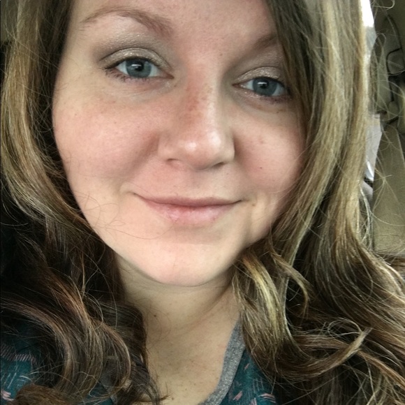 Profile Picture of Ariel Nichols (@arielkaylou) on Poshmark