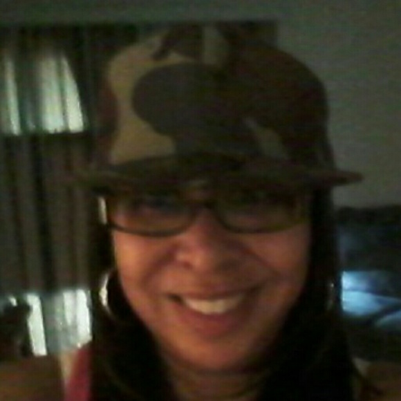 Profile Picture of Carla Grayson (@jonfish) on Poshmark