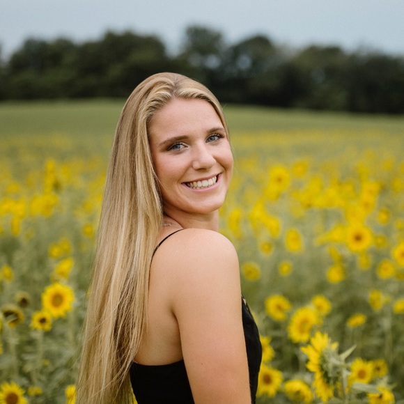 Hannah Schinker - Poshmark Profile Picture of Hannah Schinker (@hannahschink) on Poshmark