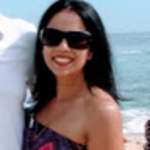 Profile Picture of Robyn Gill (@robynkgill) on Poshmark