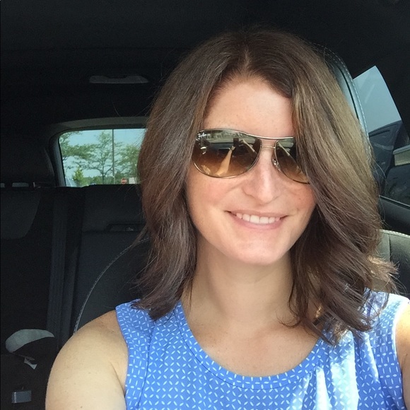 Profile Picture of Elizabeth Rosello (@erosello) on Poshmark