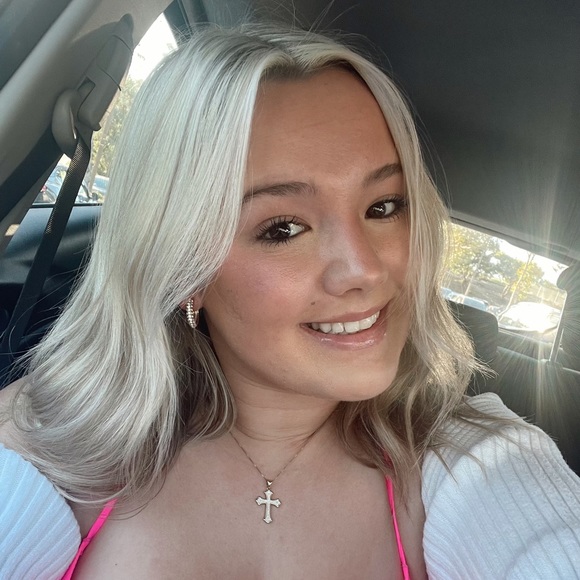 Profile Picture of Sarah Zacharias (@sarah_zacharias) on Poshmark