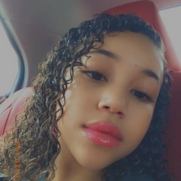 Profile Picture of Victoria Caslin (@victoriacaslin) on Poshmark